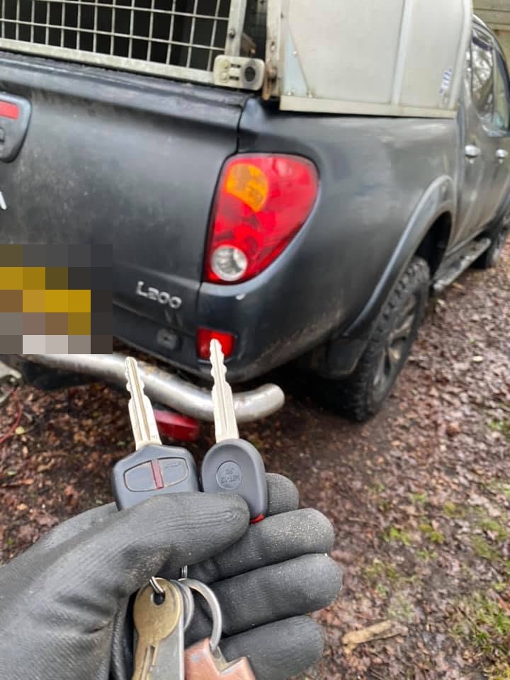 Mitsubishi L200 spare keys cut at the vehicle