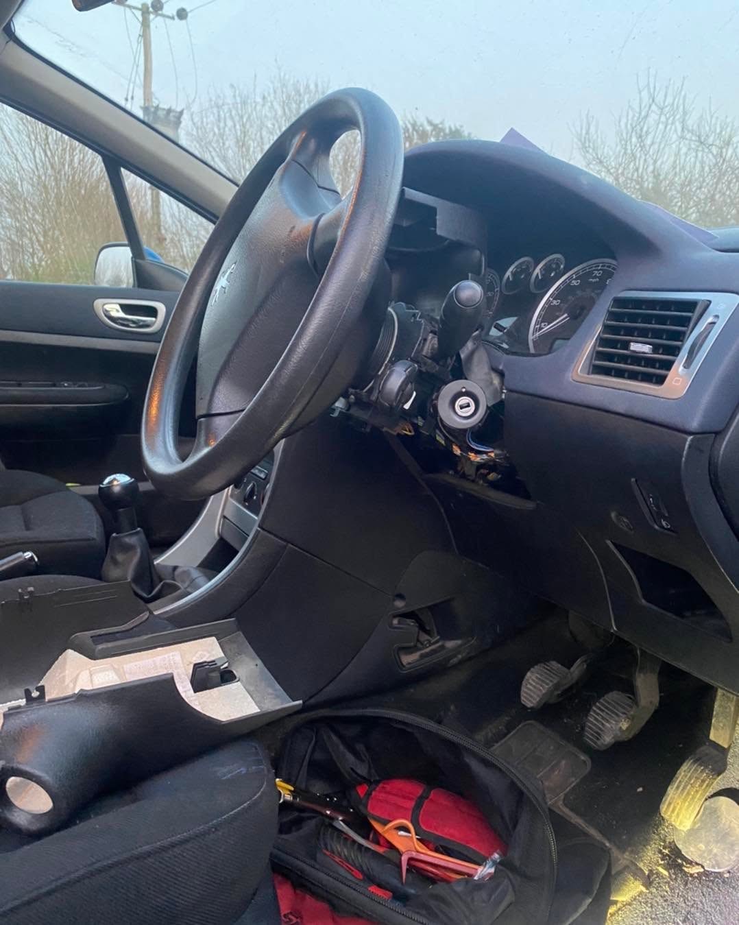 Peugeot 307 ignition barrel replacement at the vehicle