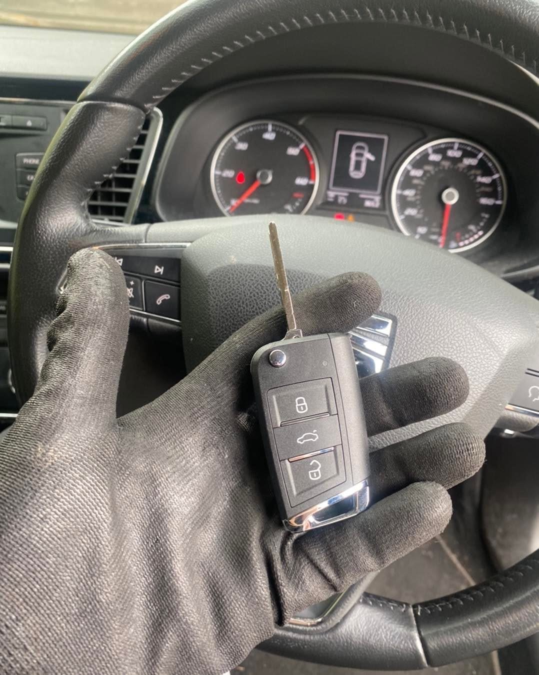 SEAT Leon replacement key at the vehicle