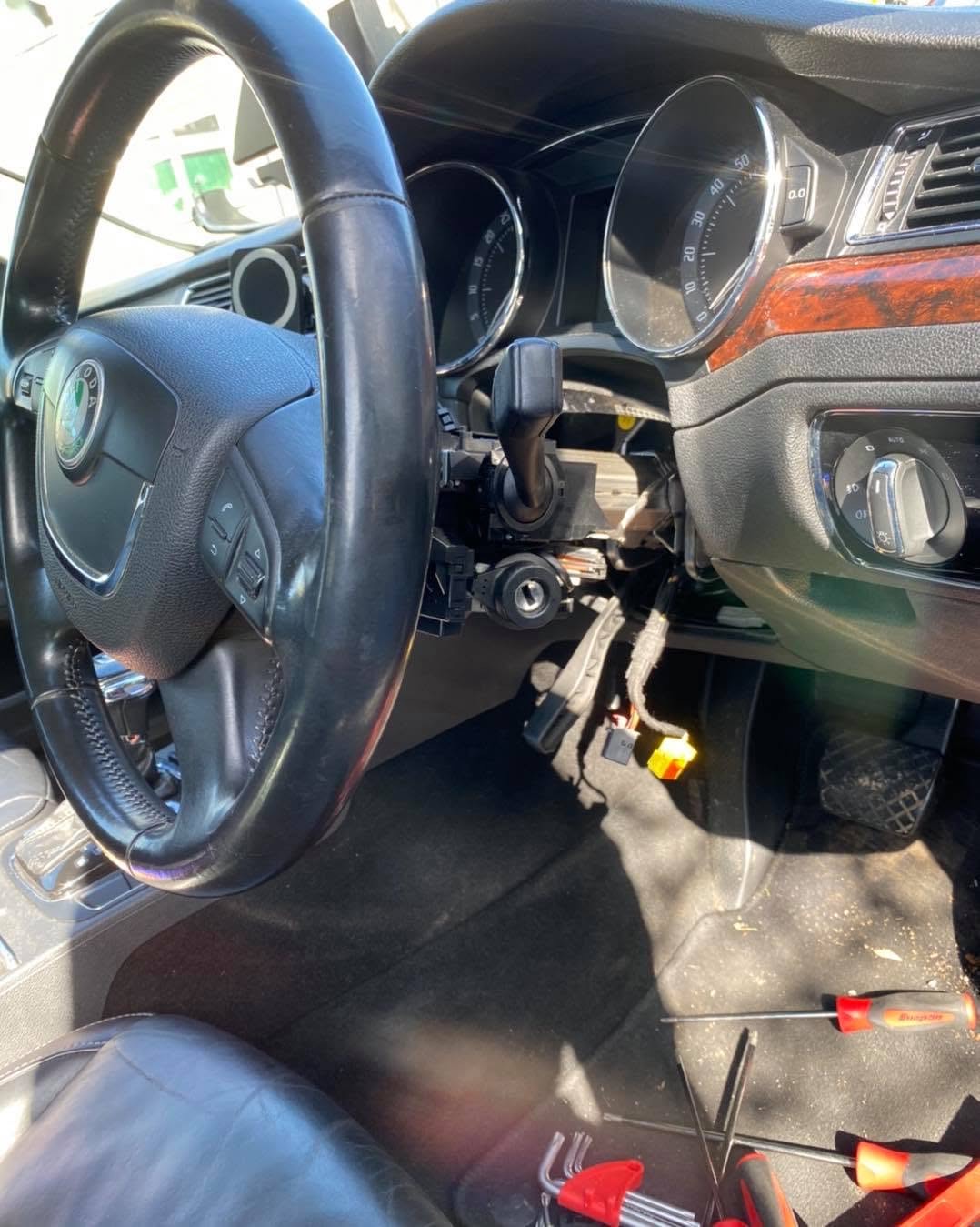 Skoda Superb ignition barrel replacement at the vehicle
